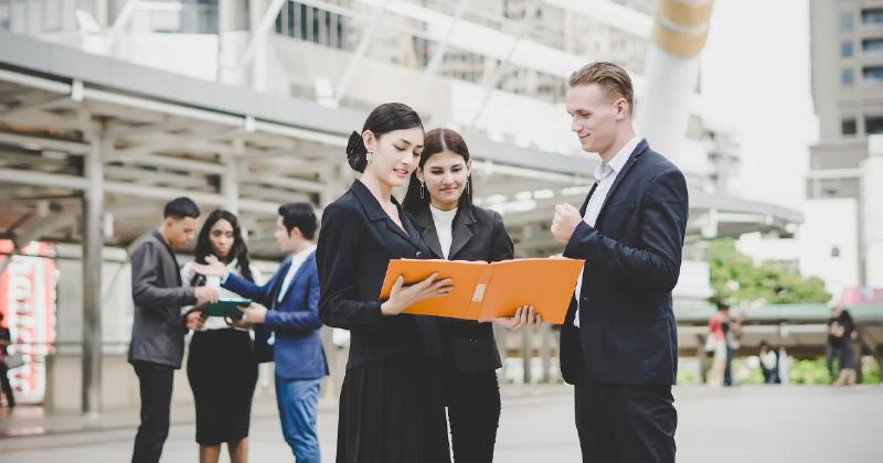 Đội ngũ nhân viên làm việc hiệu quả và văn hóa doanh nghiệp vững mạnh như lớp điện môi